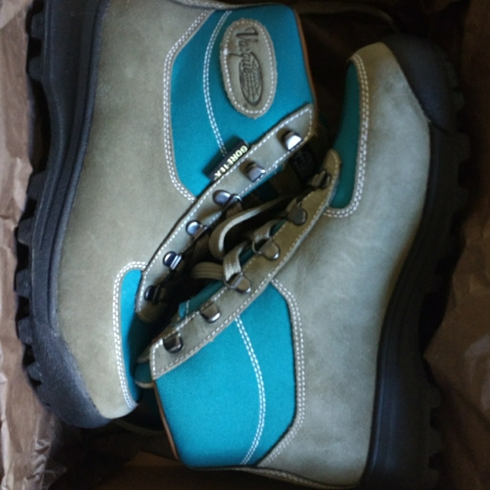 Never worn Vasque hiking boots